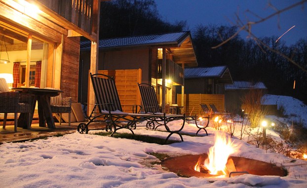 Heimat Lodges im Winter von außen